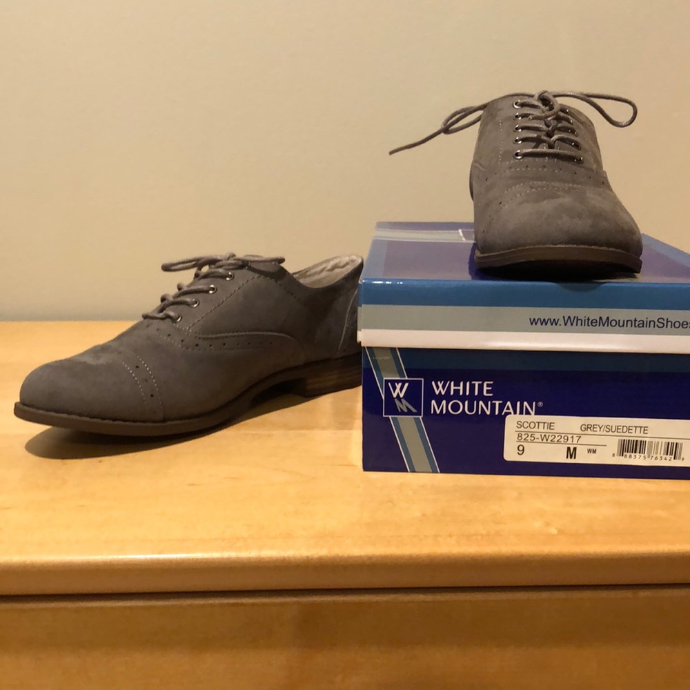 White mountain suede lace up wingtip shoes